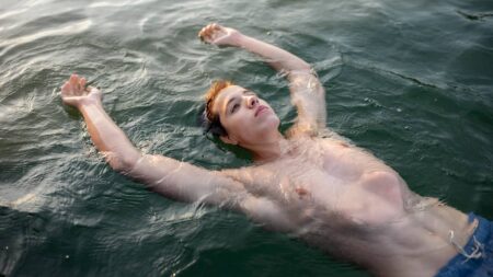 Pourquoi certaines personnes arrivent à flotter dans l’eau et d’autres pas ? homme flotte mer