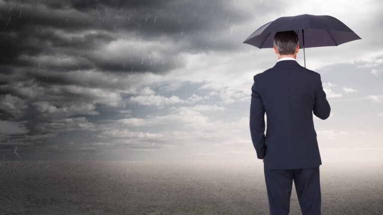 Robustesse : et si elle était devenue plus importante que la performance ? homme parapluie protection