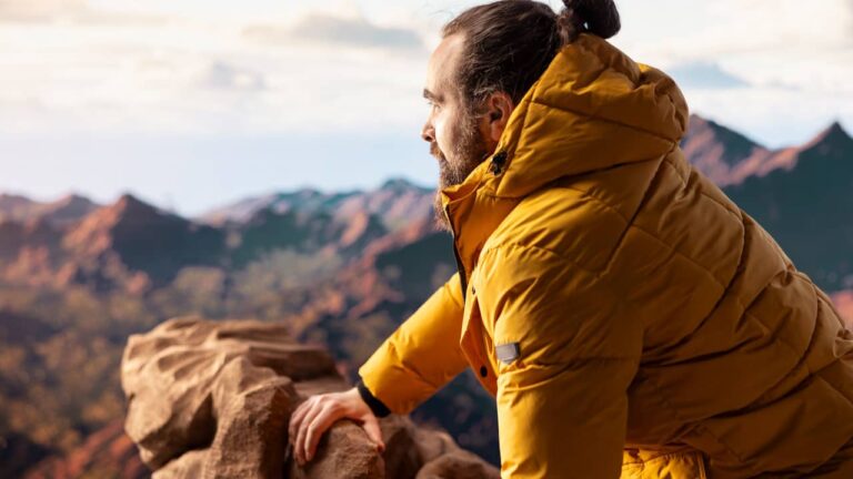 homme regarde paysage montagne