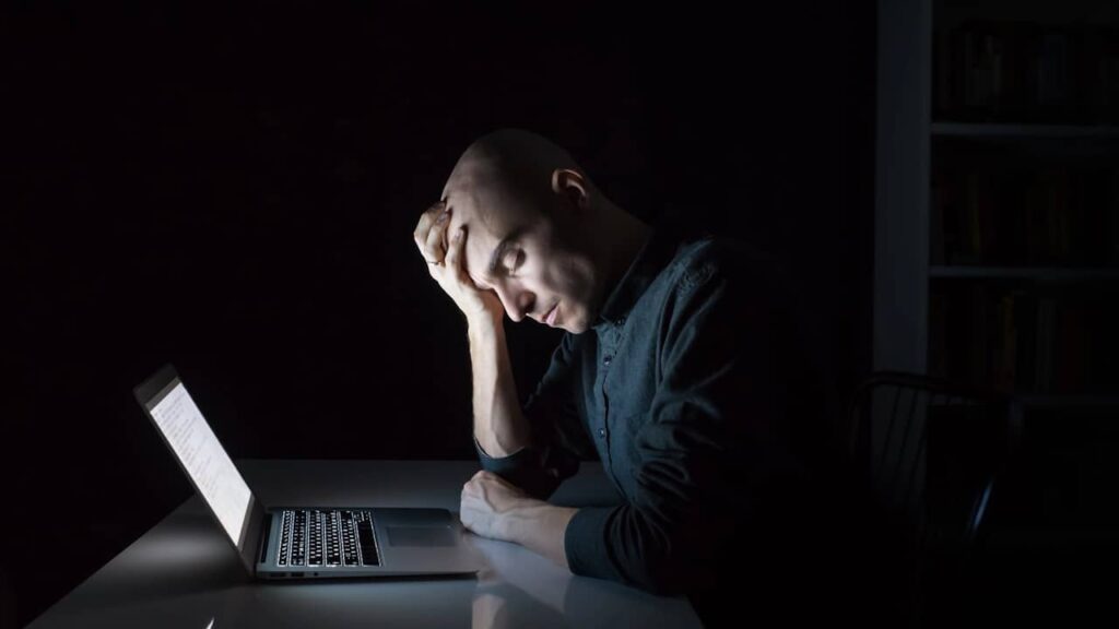 homme triste ordinateur