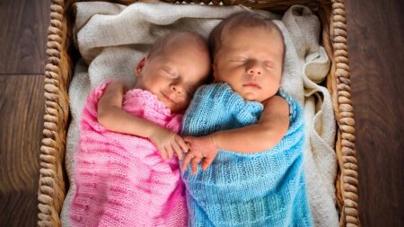 Jumeaux et lien fusionnel : mythe ou réalité ? jumeaux fille garcon