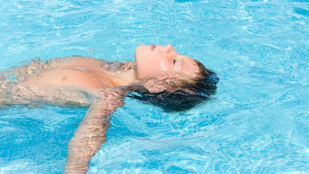 petit garcon flotte piscine
