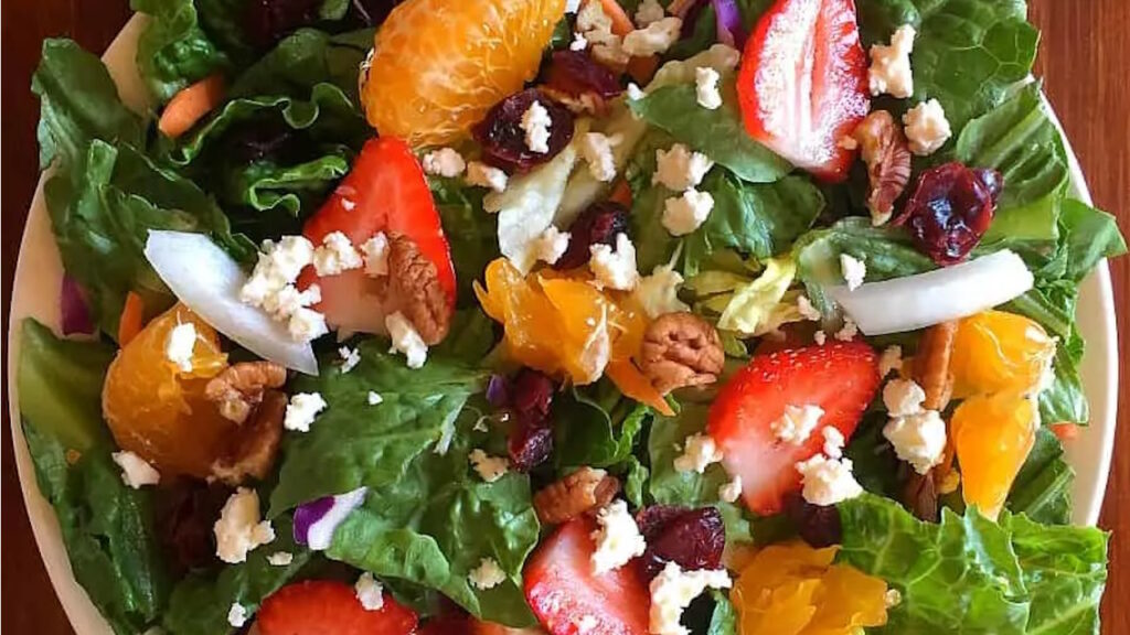 Salade fromage blanc, noix et fruits secs salés