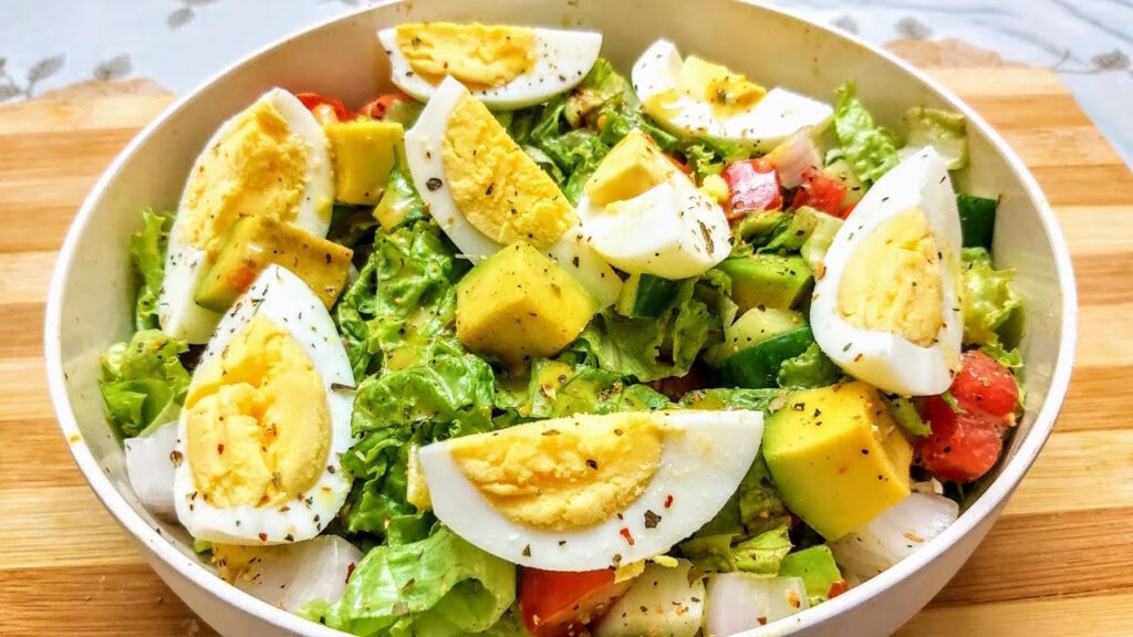 Salade œufs, avocat et légumes verts