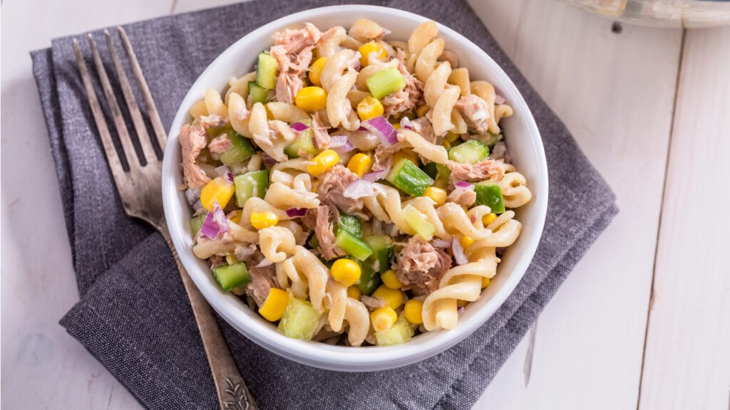 Salade pâtes complètes, thon et maïs