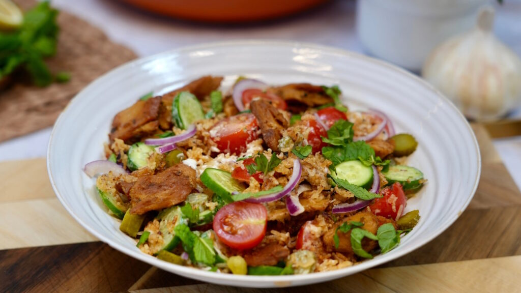Salade riz complet, poulet et légumes croquants