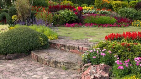 Aménagement paysager : quelles solutions pour créer un extérieur esthétique et facile à entretenir ? amenagement paysager fleurs