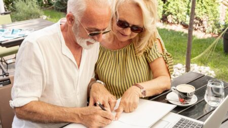 Qu’est-ce que le Plan Épargne Retraite Obligatoire (PERO) et à qui s’adresse-t-il ? couple seniors administration