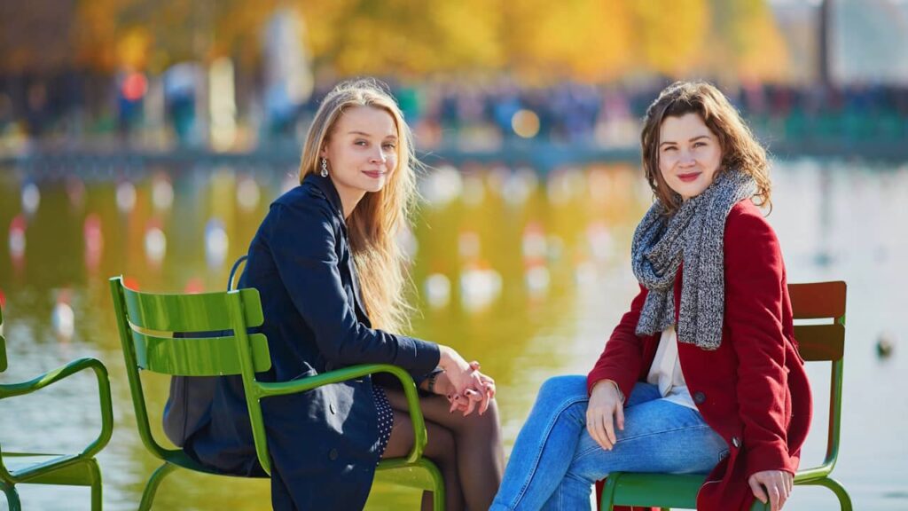 deux amies banc