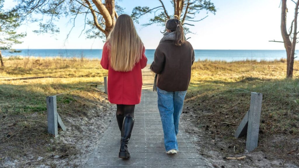 deux amies marchent mer