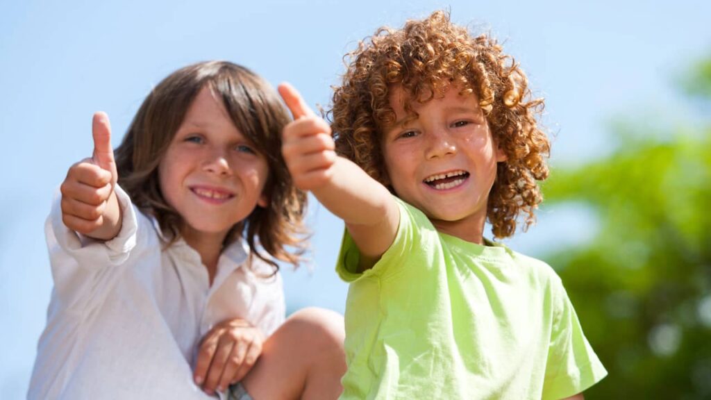 deux enfants pouce en l'air