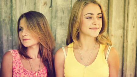 Pourquoi certaines amitiés s’éteignent naturellement avec l’âge deux femmes proches regardent direction differente