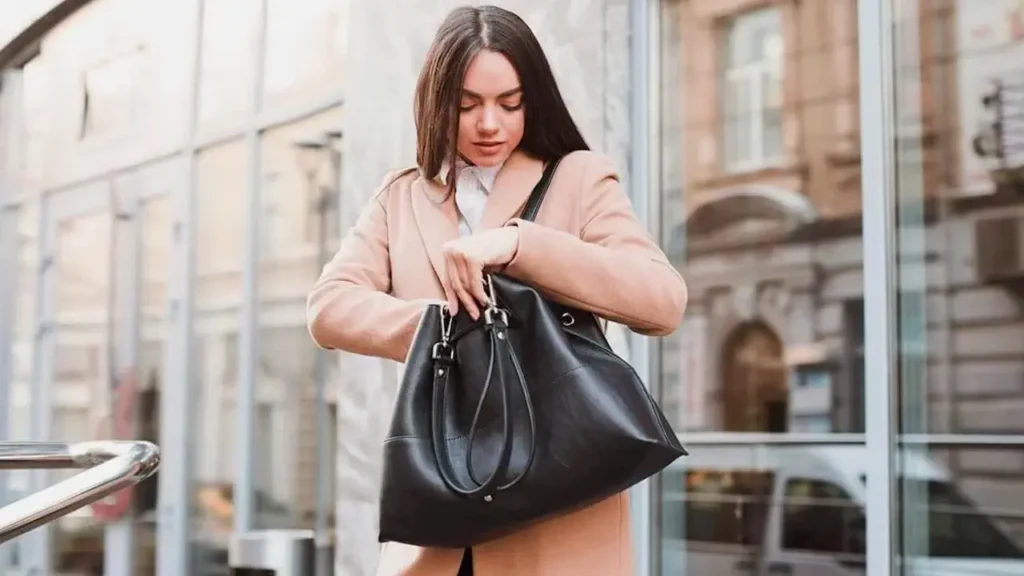 femme qui cherche dans son sac à main