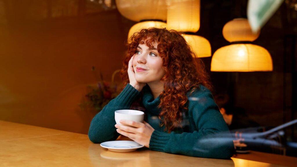 femme heureuse seule boit un café
