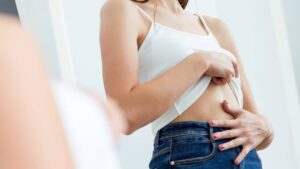 femme touche ventre plat