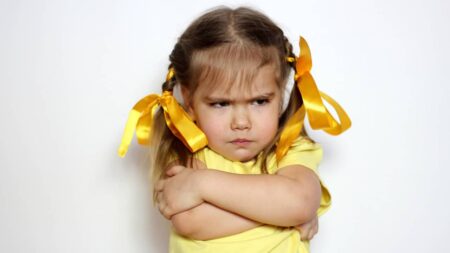 Pourquoi certains enfants boudent davantage que d’autres et comment réagir ? fillette qui boude