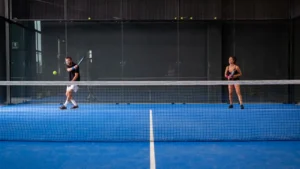 Le padel : pourquoi ce sport de raquette explose en France ?