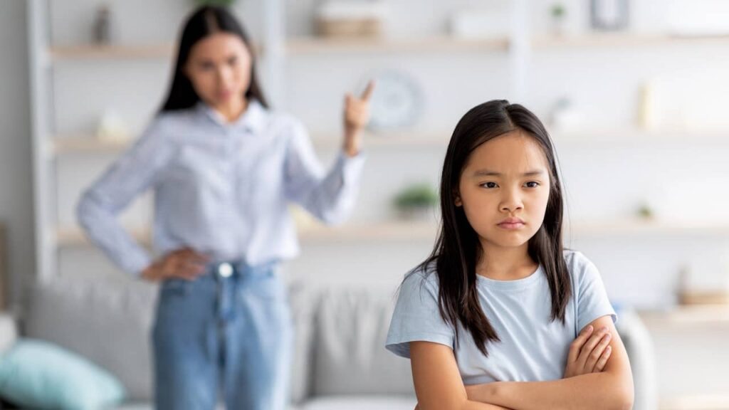 mere et fille qui boude