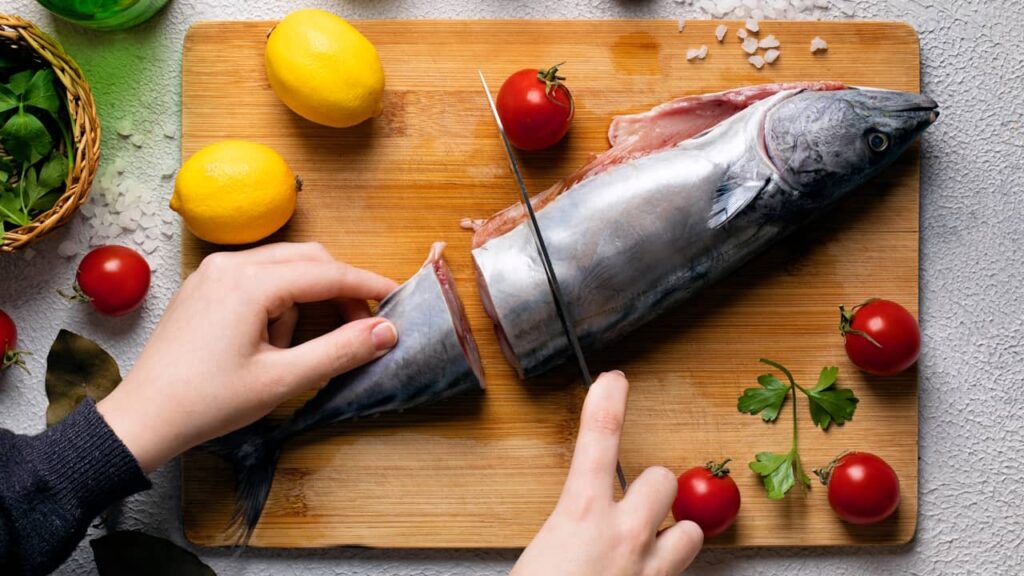 personne coupe poisson