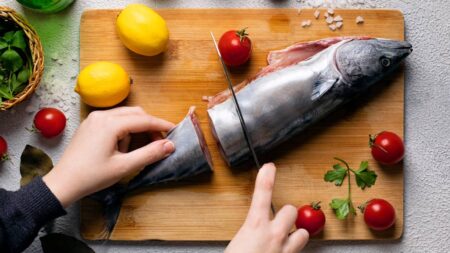 Peut-on vraiment être intoxiqué aux métaux lourds au quotidien ? personne coupe poisson