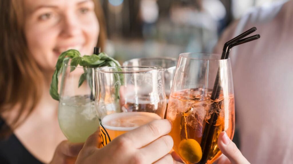 apero amis qui trinquent
