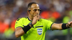 Pourquoi les arbitres du Mondial 2026 ont un casque de cyborg ?