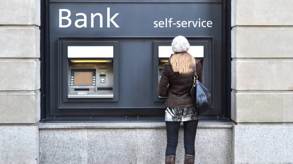 bank distributeur jeune fille