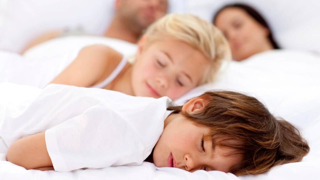 enfants couple lit