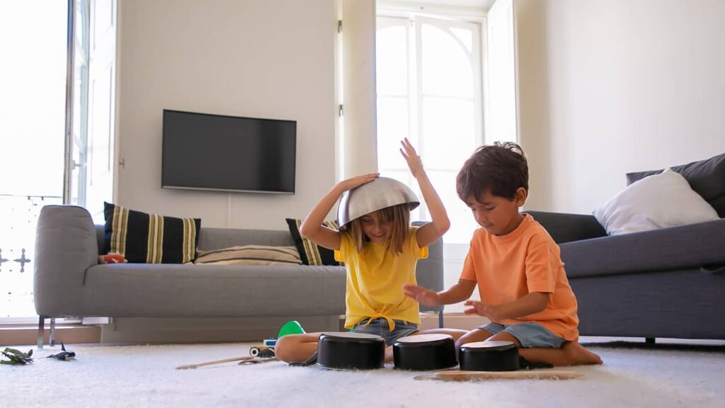 enfants jouent maison