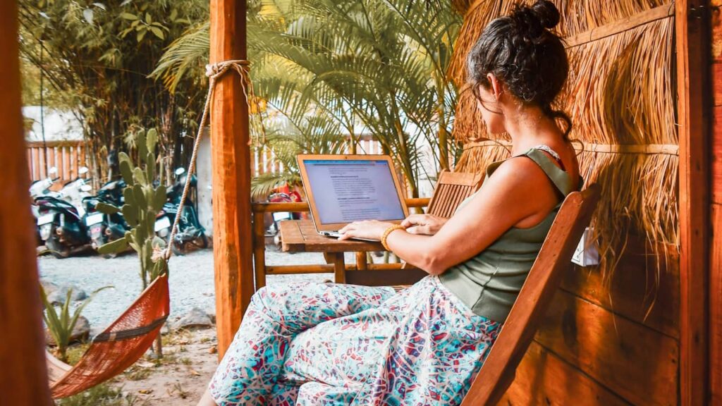 femme digital nomad