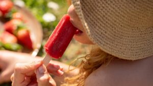 femme mange sorbet fraise