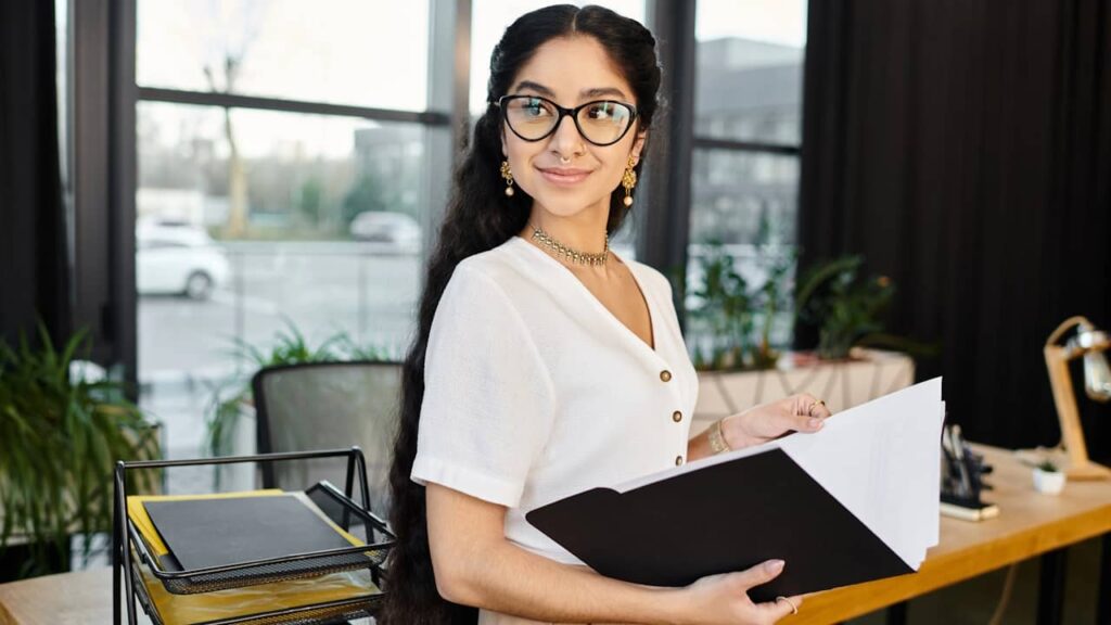 femme qui tient un dossier travail