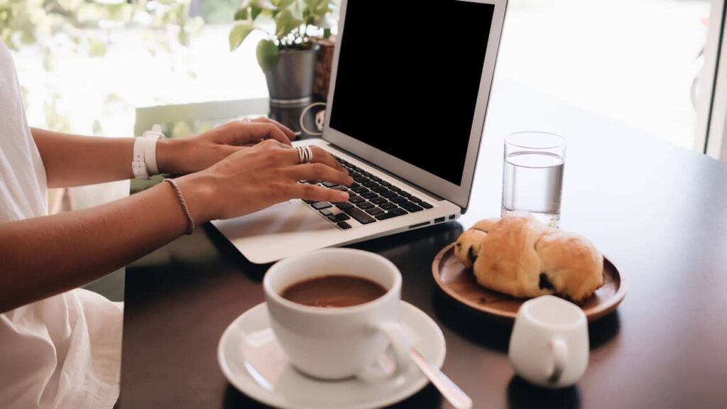 femme travaille petit dejeuner