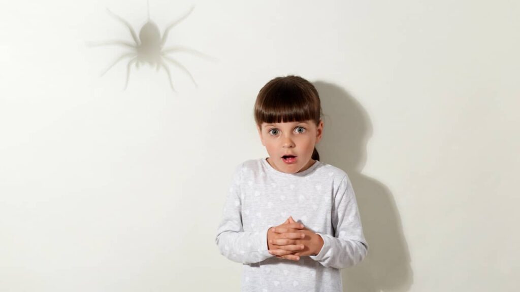 fille peur araignée