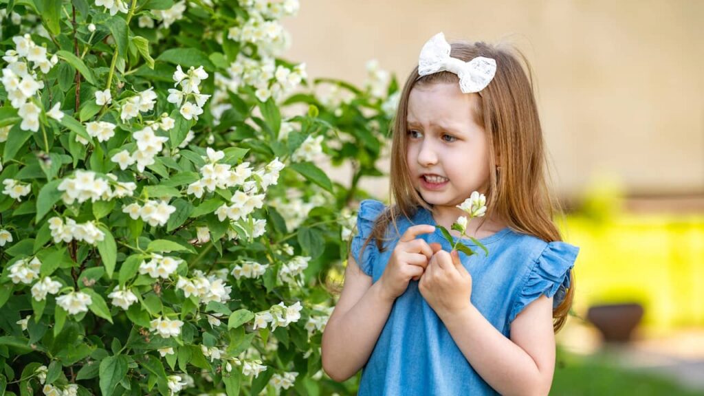 fille peur fleurs
