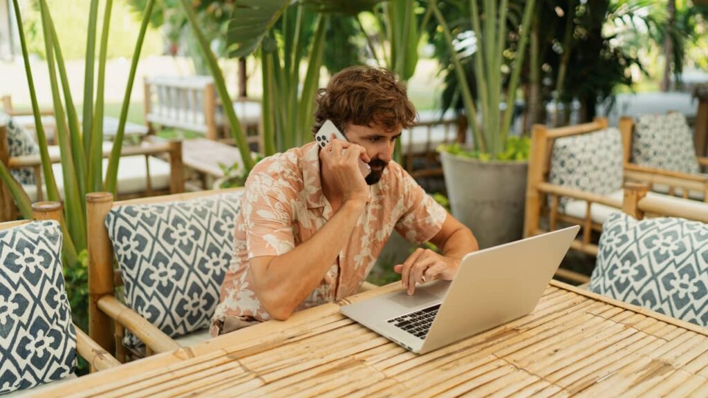 homme travail cafe plage