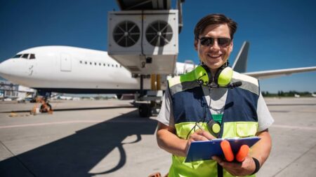 Effaroucheur d’aéroport : ce métier méconnu qui protège les avions grâce à des rapaces metier aeroport