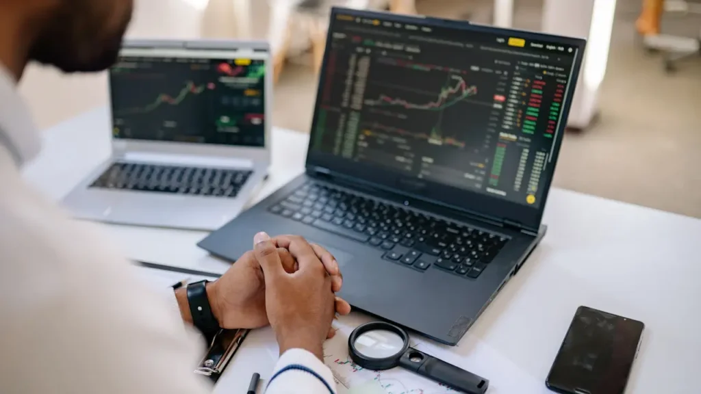 Placements en ligne : quels critères pour choisir sa plateforme de trading en toute sécurité ?