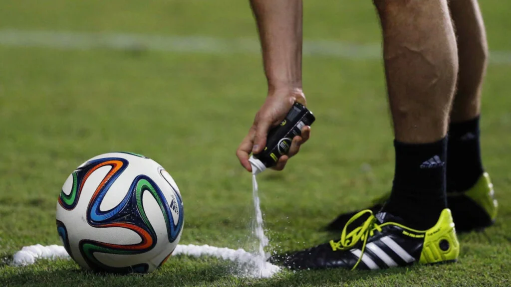 À quoi sert le spray de l'arbitre sur les coups francs ?