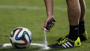 À quoi sert le spray de l'arbitre sur les coups francs ?