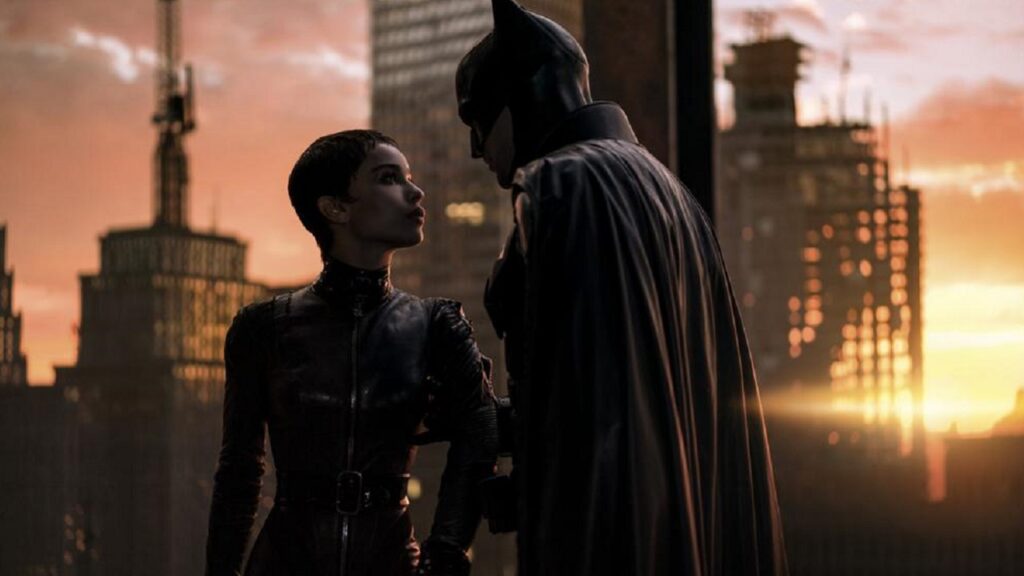 Une image inédite de Robert Pattinson en costume a été dévoilée par Matt Reeves. Cet imprévu a toutefois été annoncée en même temps.