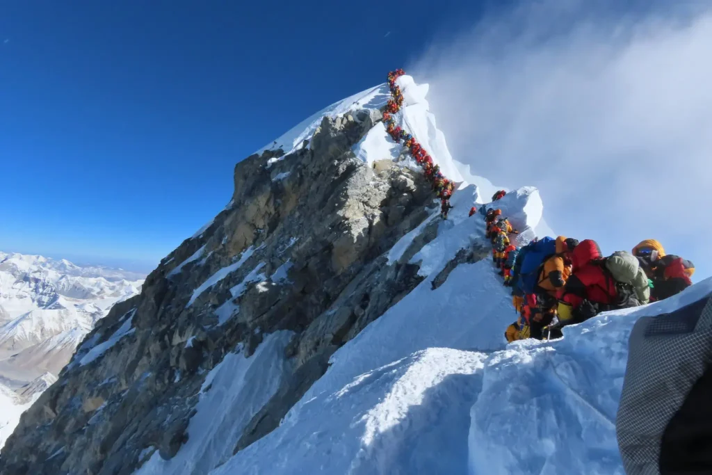 une file ininterrompue d'alpinistes s'agglutinant au niveau du Ressaut Hillary