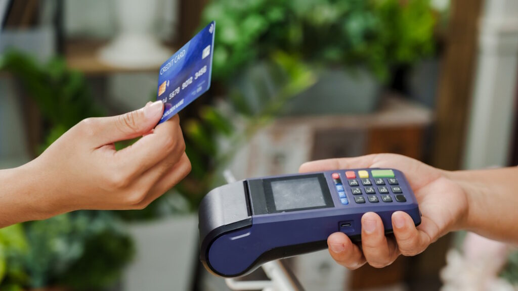 Comprendre les frais liés à la carte bancaire