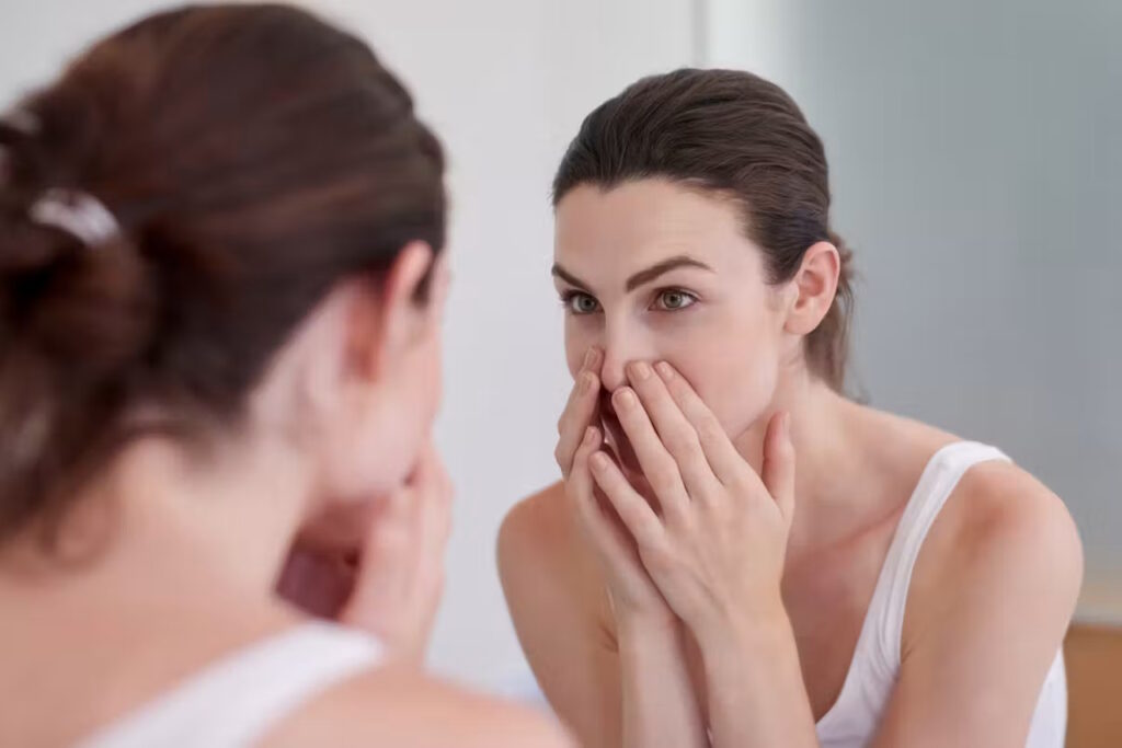 Les gestes quotidiens qui abîment votre peau sans que vous le sachiez