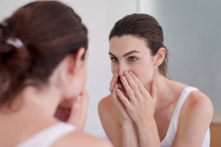 Les gestes quotidiens qui abîment votre peau sans que vous le sachiez Les gestes quotidiens qui abîment votre peau sans que vous le sachiez