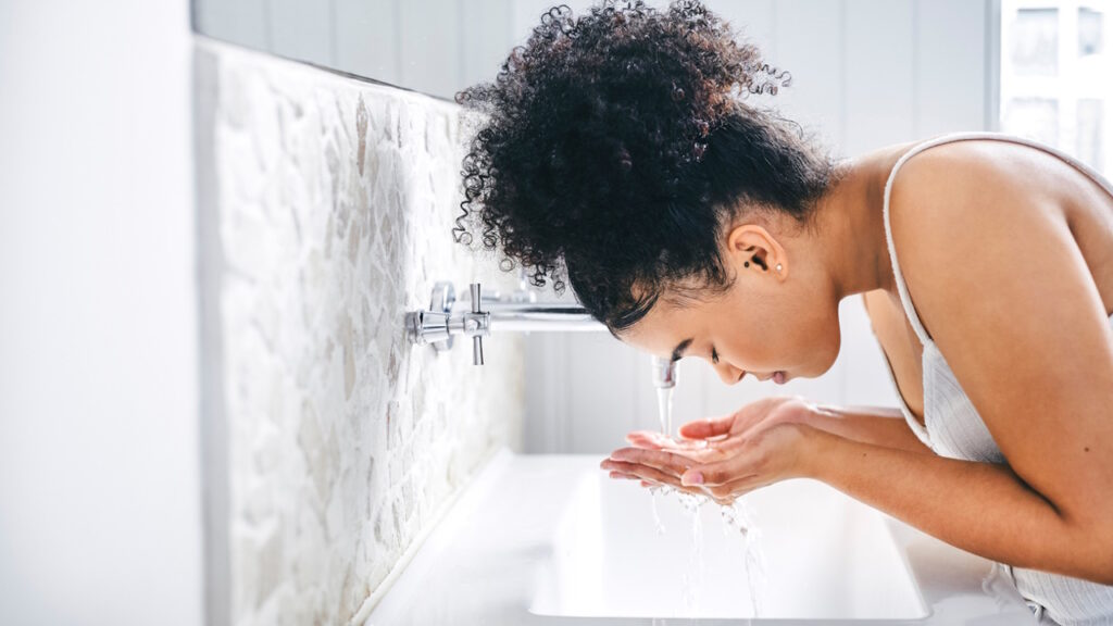 Se laver le visage avec une eau trop chaude