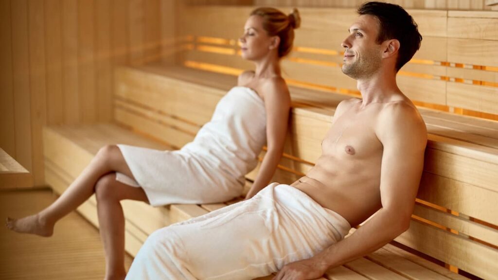 deux personnes sauna