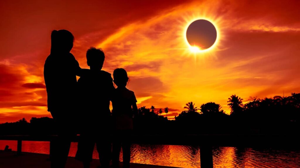 eclipse solaire famille ciel