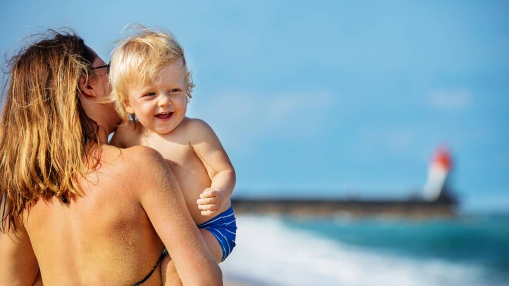 femme bebe plage
