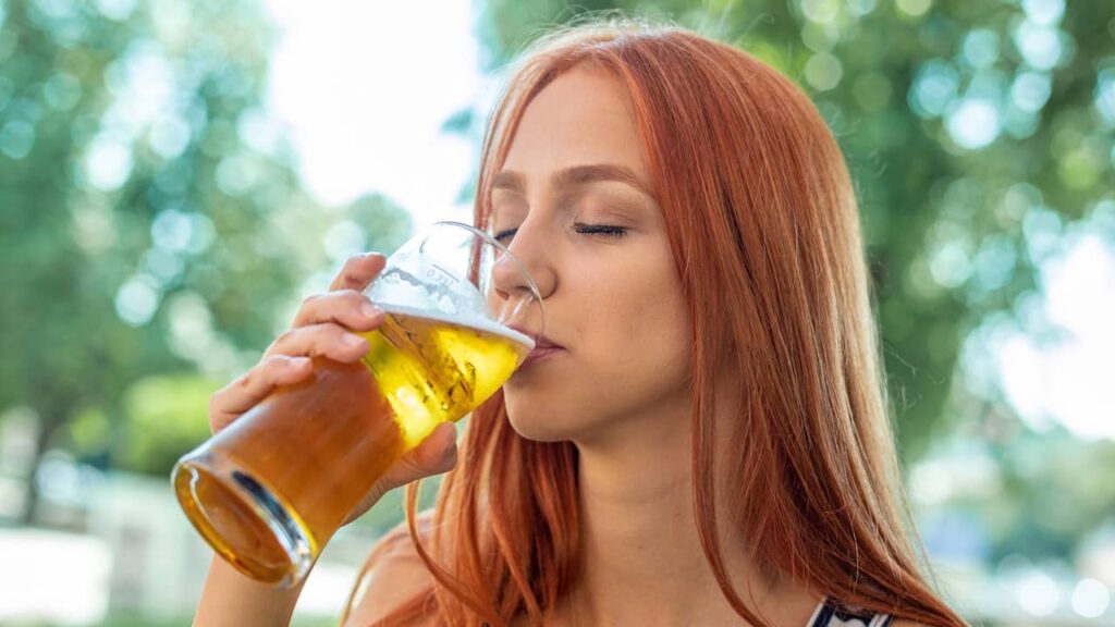 femme boit biere
